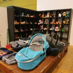 Kinderwagens en speelgoed uitgestald in een kringloopwinkel