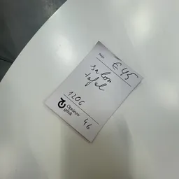 Handgeschreven notities op een wit kaartje met datum en nummers