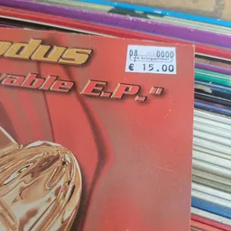 Prijskaartje met €15.00 op rood artikel in kringloopwinkel
