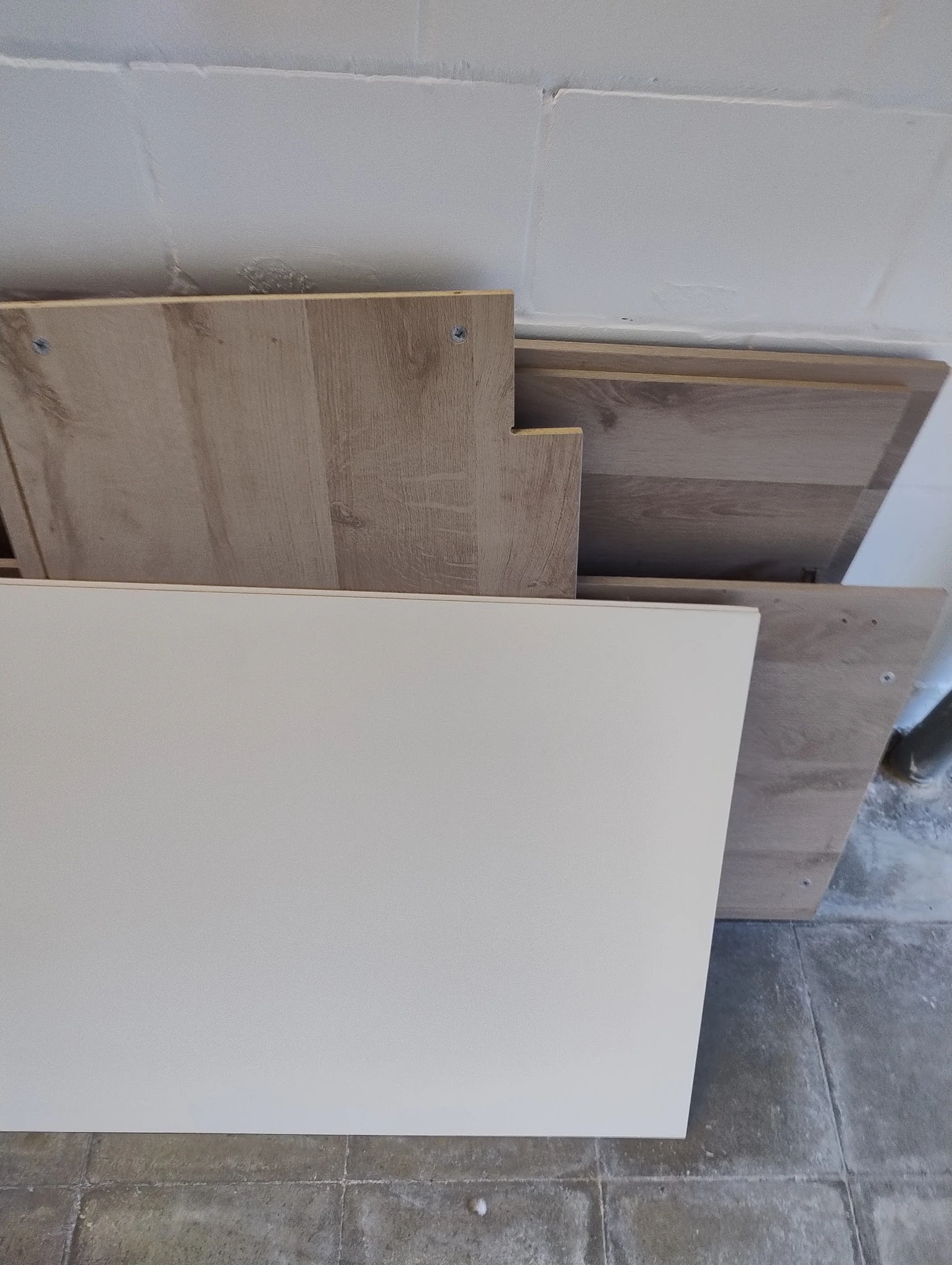 Verschillende houten panelen en witte platen gestapeld in de winkel