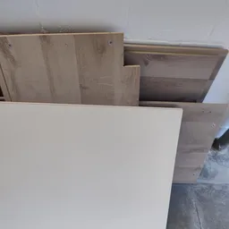 Verschillende houten panelen en witte platen gestapeld in de winkel