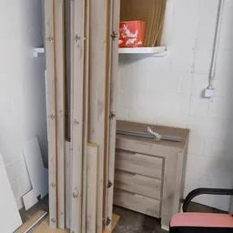 Houten meubel met laden en spiegeldeuren tegen witte bakstenen muur