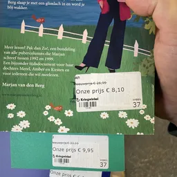 Prijsstickers op boeken met doorgestreepte en nieuwe prijzen in euros