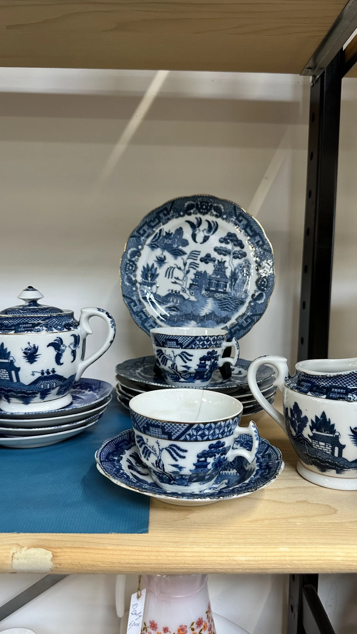 Blauw-wit porselein servies met Aziatische motieven, inclusief kannetje, kopjes, schotels en groot bord