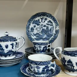Blauw-wit porselein servies met Aziatische motieven, inclusief kannetje, kopjes, schotels en groot bord