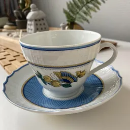 Blauw-wit porselein theekopje met schotel met bloemmotief