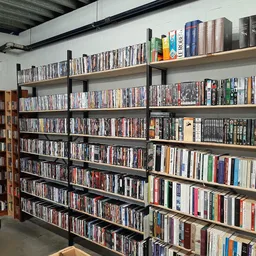 Uitgebreide verzameling dvd's en blu-rays op houten stellingen in de winkel