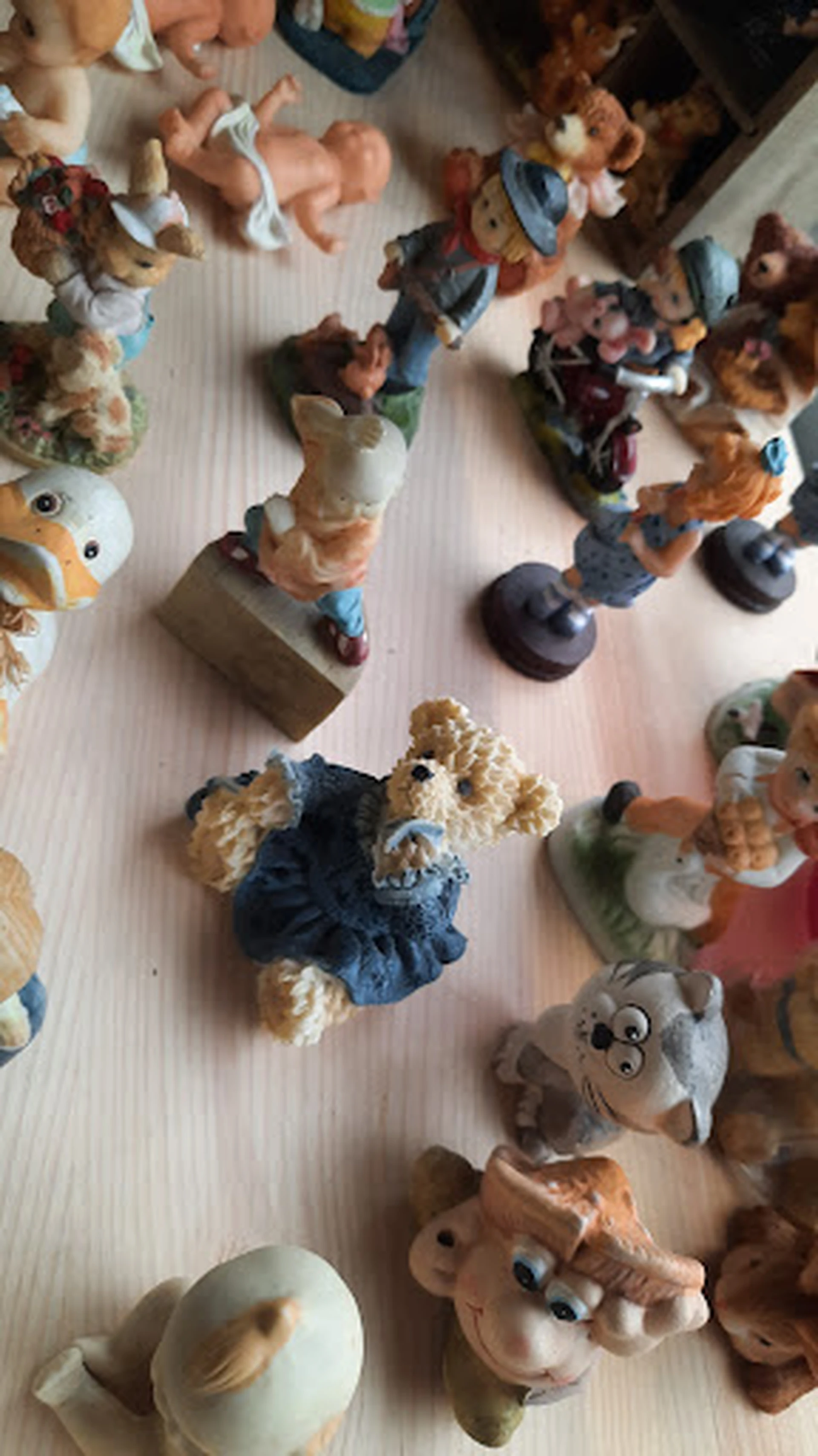 Verzameling speelgoed en knuffels op witte ondergrond