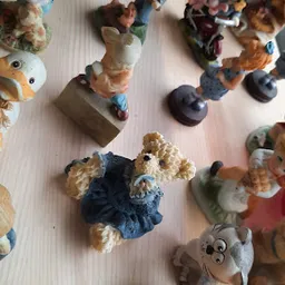 Verzameling speelgoed en knuffels op witte ondergrond