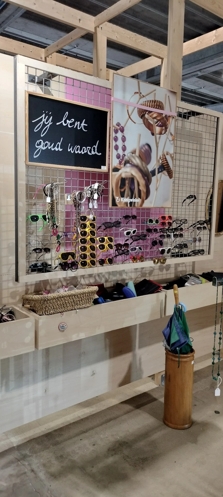 Uitgestalde zonnebrillen en accessoires op een rooster met storage eronder