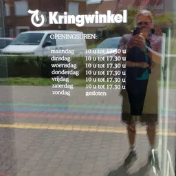 Openingstijden op raam: maandag tot vrijdag 10-17:30u, zaterdag 10-17:30u, zondag gesloten
