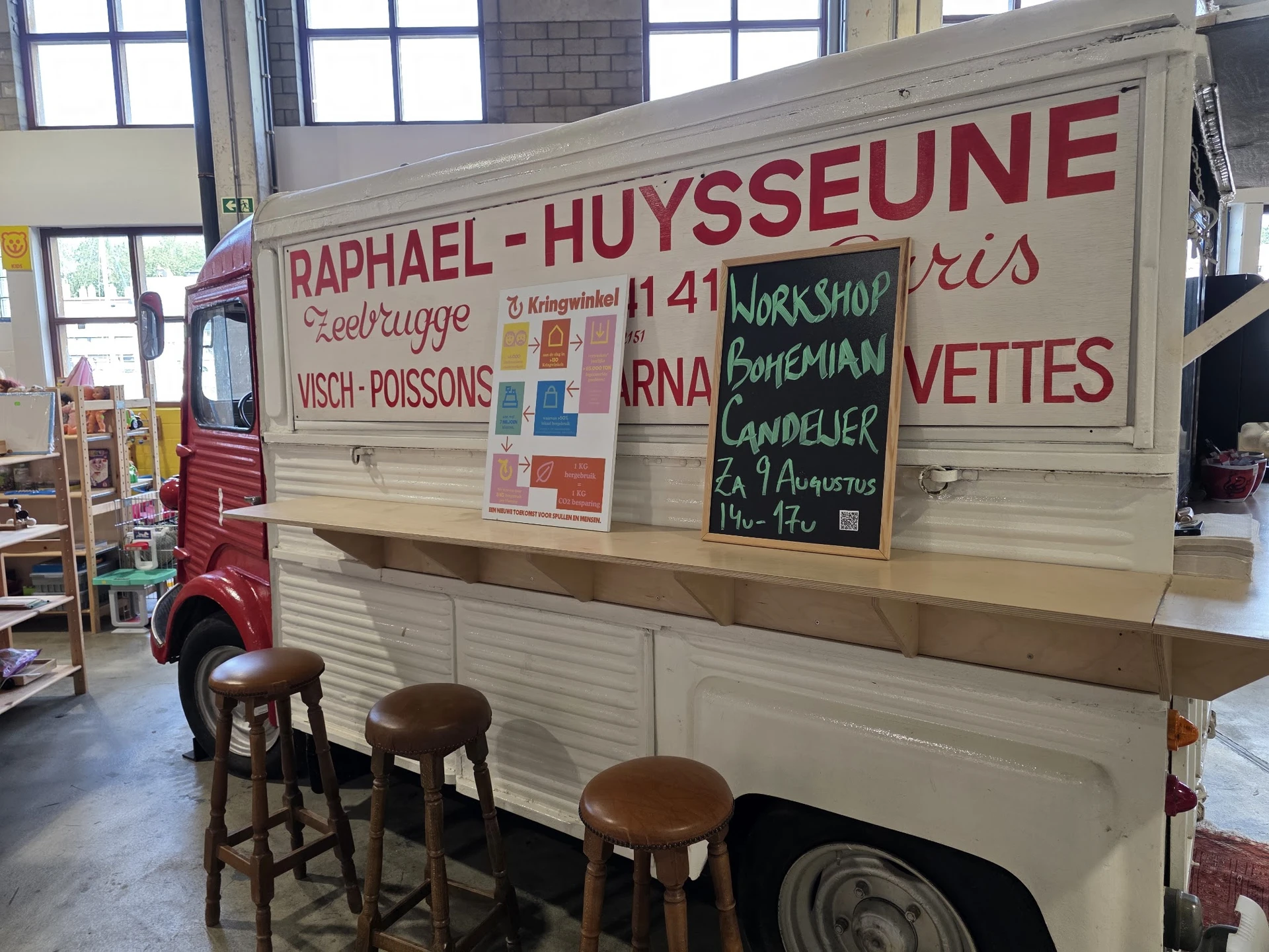 Voorkant van een food truck met menukaart 'Raphael-Huysseune' met gerechten als eebrugge visch-poissons en croquettes