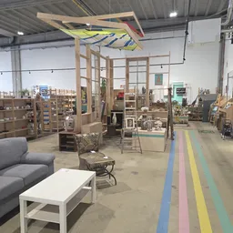 Winkelvloer van kringloopwinkel met meubels, stellingen en decoratieve items