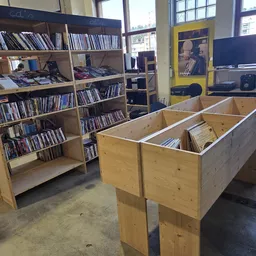 Winkelvloer met houten display-kasten en boekenkasten met cd's en dvd's