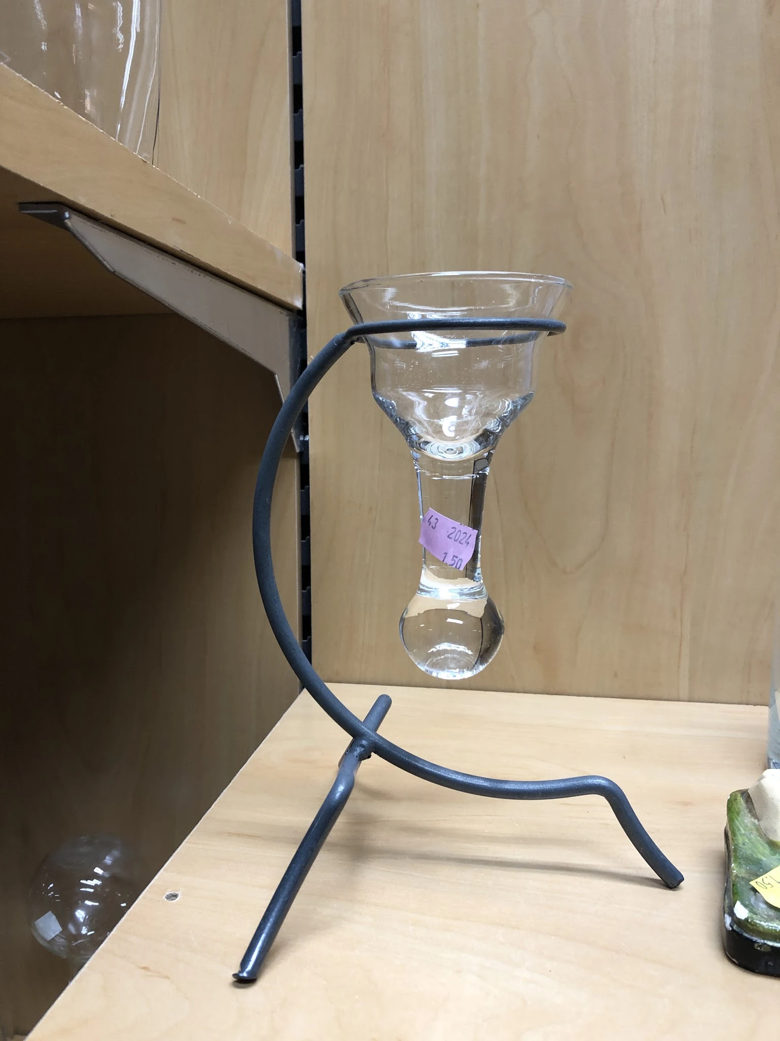 Glazen decoratief object of experiment-opstelling met water en blauwe slang