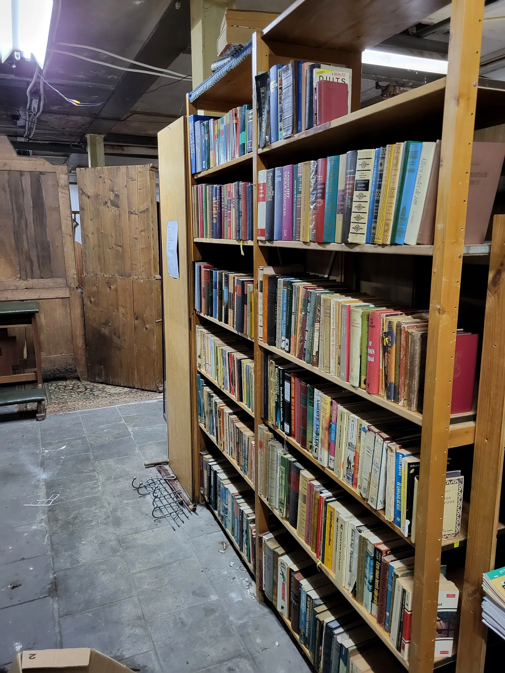 Kringloopwinkel Kroeshoek in Terborg met tweedehands elektronica, kleding en meubels