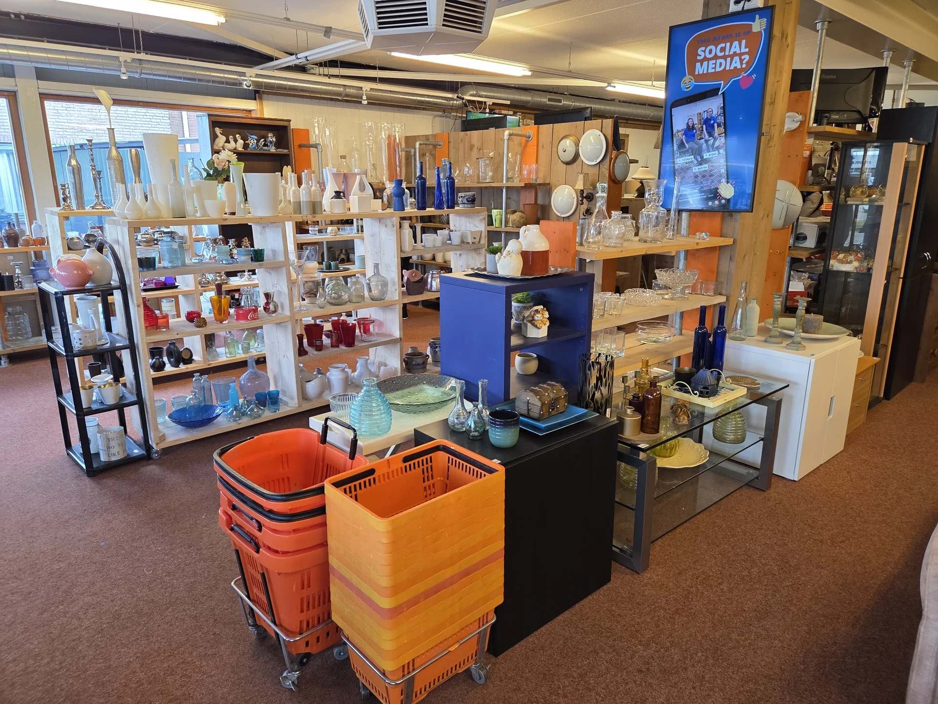 Winkelvloer met stellingen,DisplayKasten en kleurrijke kratten in een kringloopwinkel