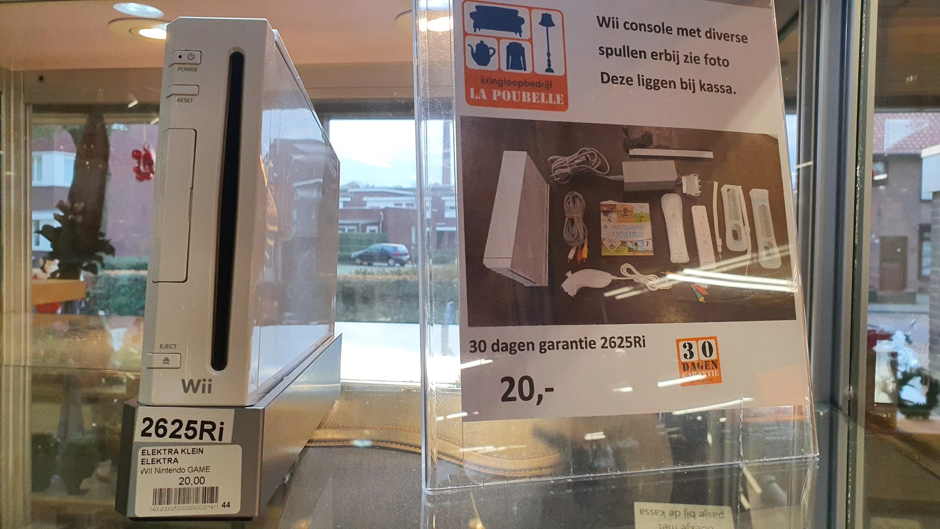 Kringloopwinkel La Poubelle, Rijen in Rijen met tweedehands boeken, huishoudelijke apparaten en kleding
