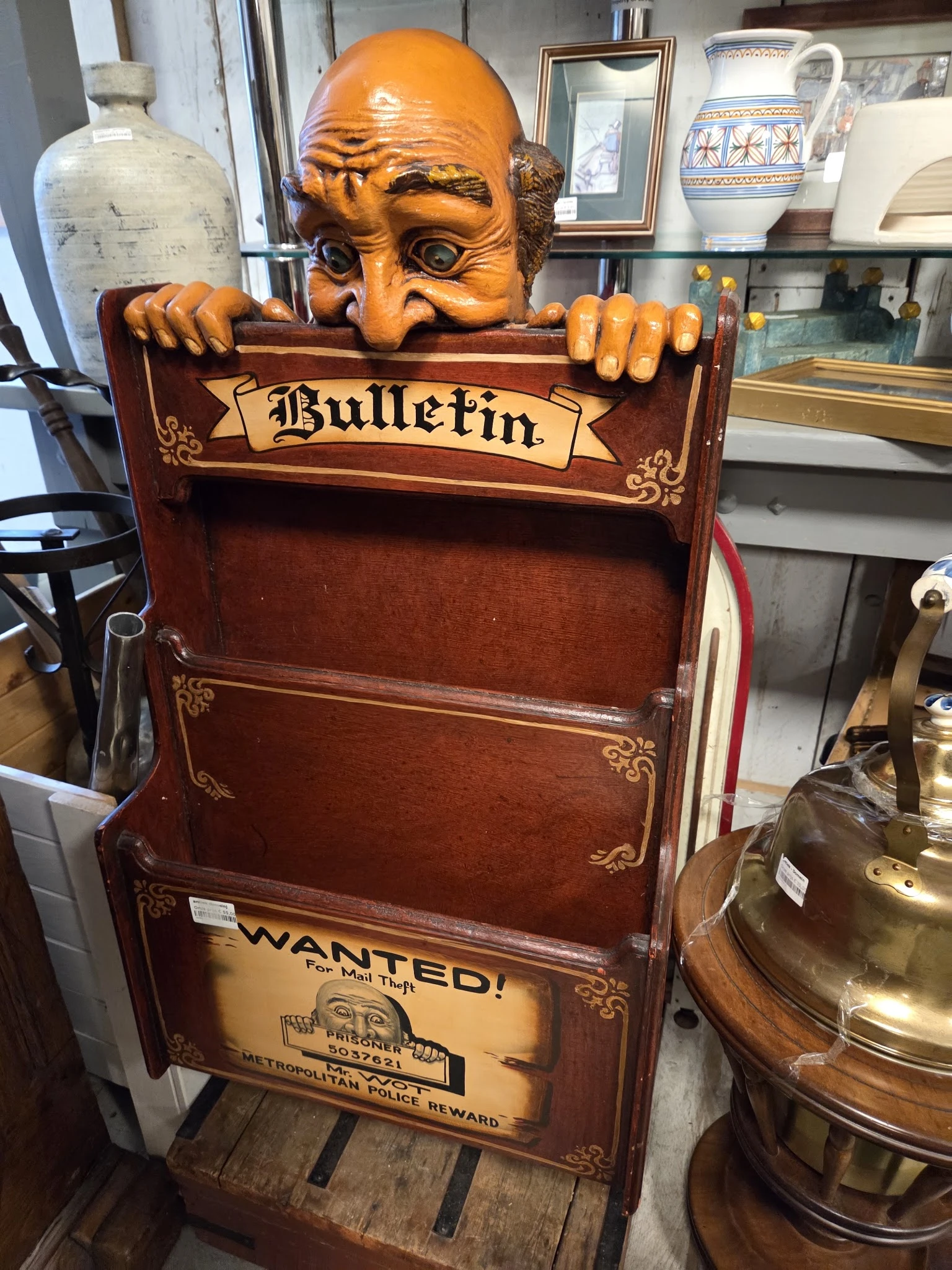 Vintage houten bulletin board met houten hangende figuren en gesneden decoraties
