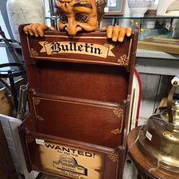 Vintage houten bulletin board met houten hangende figuren en gesneden decoraties