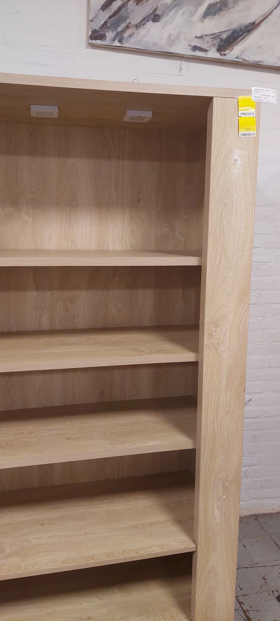 Houten boekenkast of stellingkast met drie lege planken