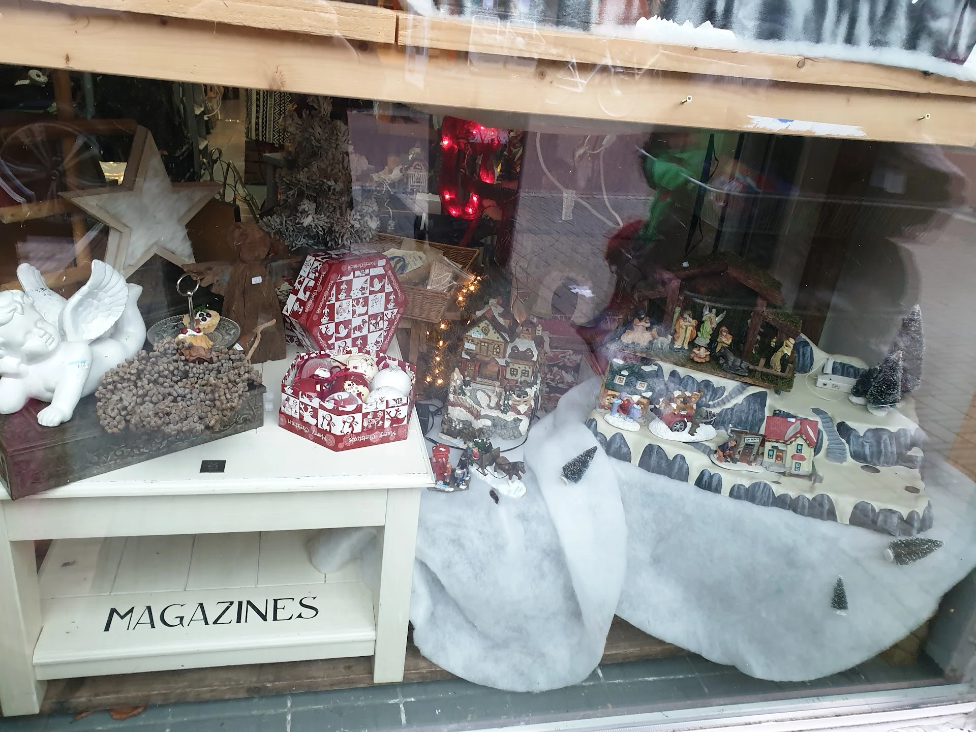 Kringloopwinkel La Vintage in Krommenie met tweedehands accessoires, boeken en huis- en inrichting