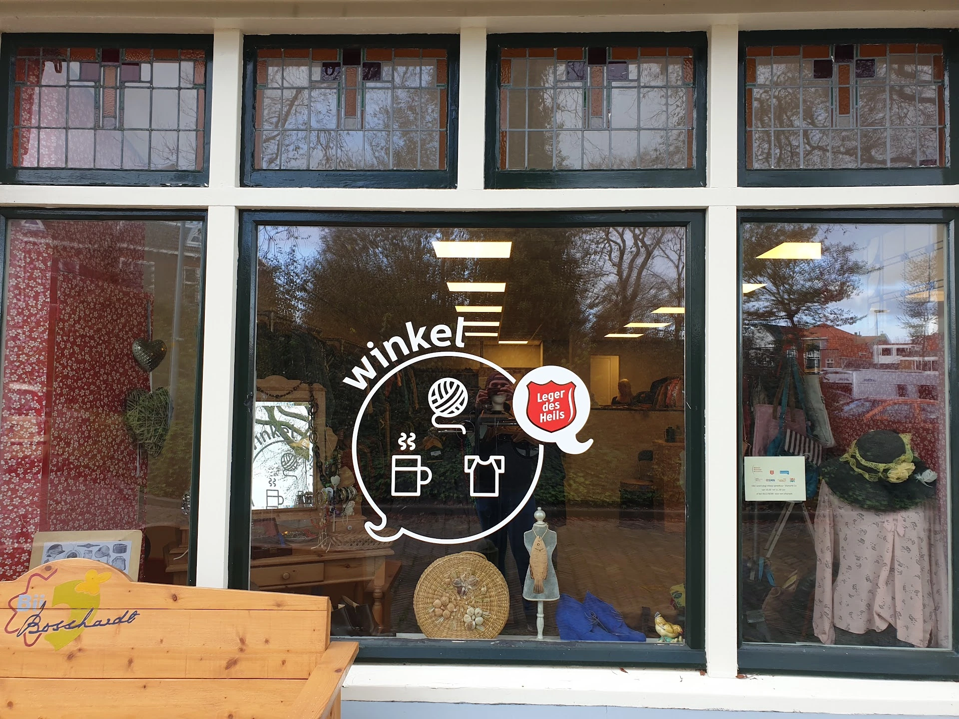 Kringloopwinkel Leger des heils in Den Helder met tweedehands accessoires, boeken en huishoudelijke artikelen