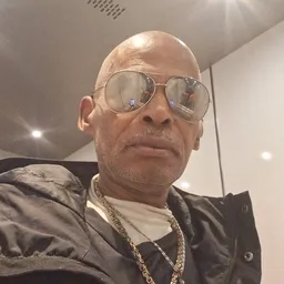 Selfie van een man met zonnebril in een binnenruimte