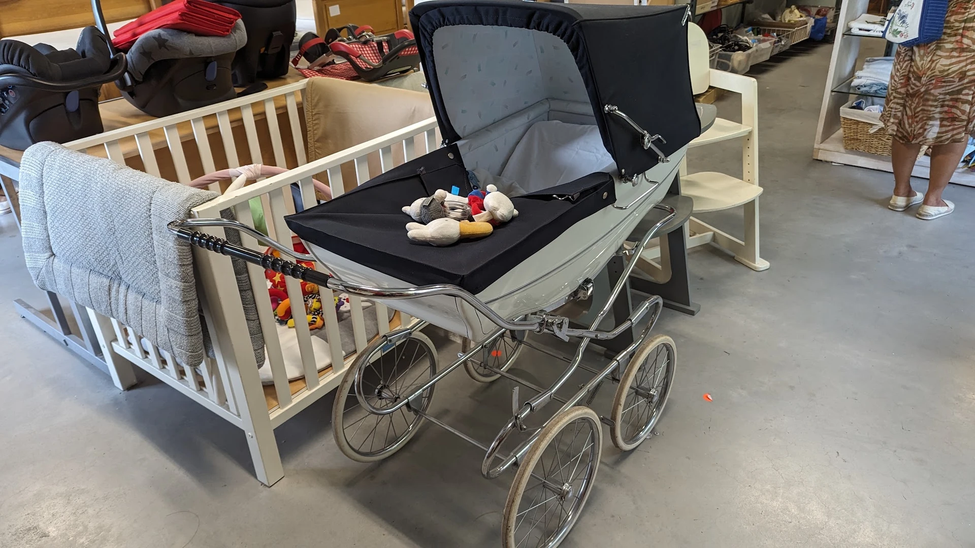 Kinderwagens en babybenodigdheden in een kringloopwinkel
