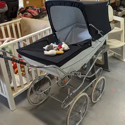Kinderwagens en babybenodigdheden in een kringloopwinkel