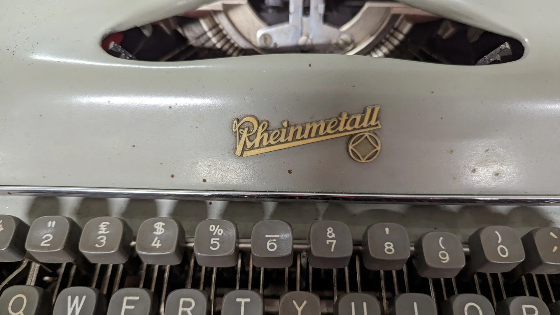Close-up van een vintage Rheinmetall typemachine met zichtbare toetsen met symbolen
