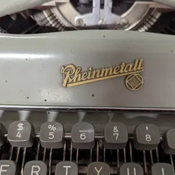 Close-up van een vintage Rheinmetall typemachine met zichtbare toetsen met symbolen