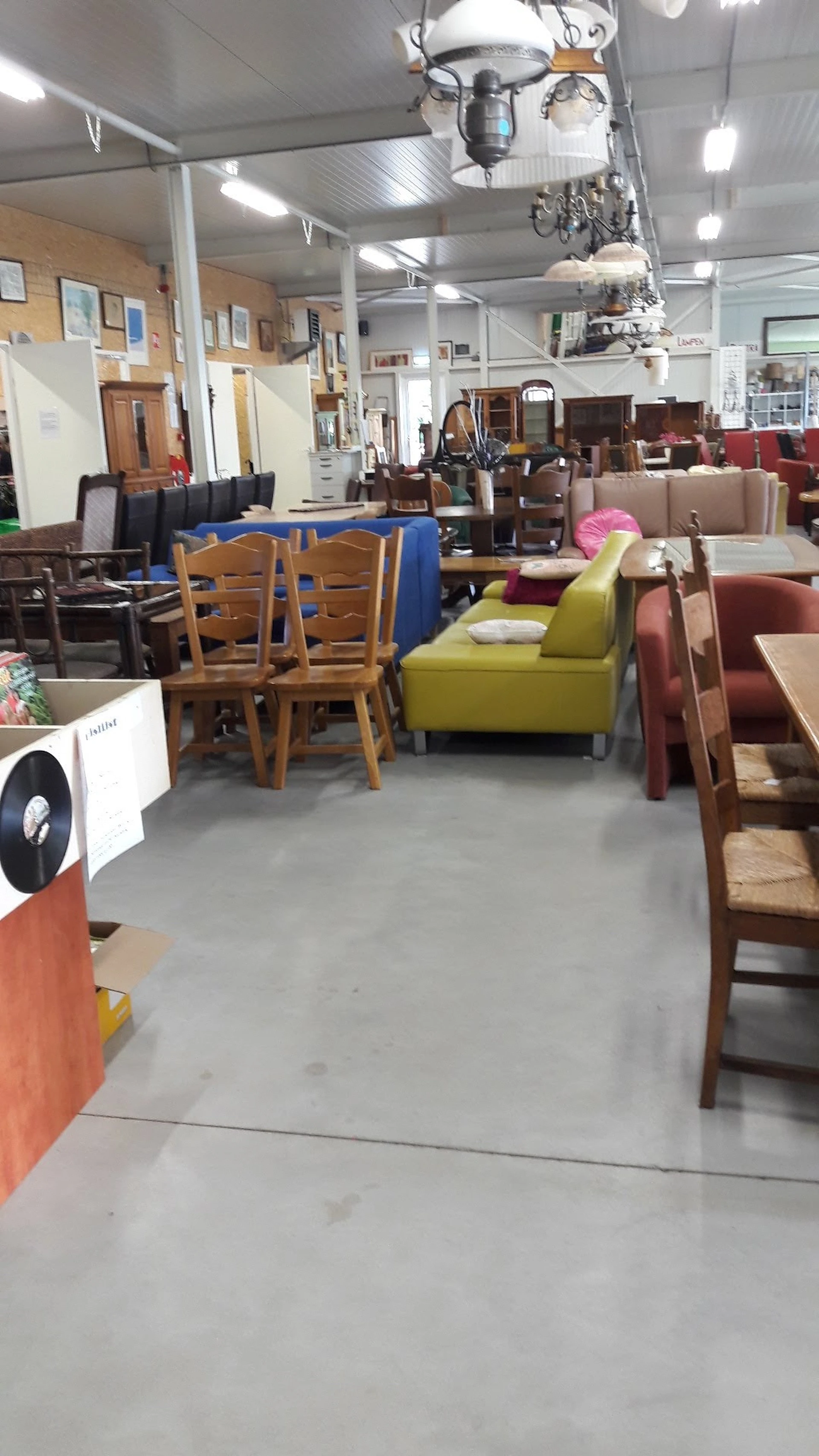 Kringloopwinkel Leger des Heils - Dienstencentrum Tholen in Sint-Maartensdijk met tweedehands antiek, boeken en huishoudel...