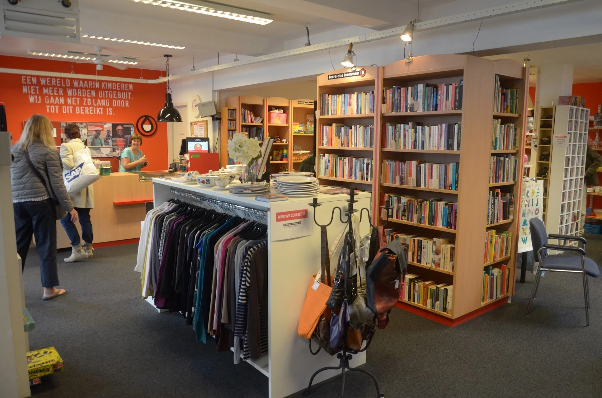 Kringloopwinkel Leger Des Heils Kledingwinkel Eindhoven in Eindhoven met tweedehands accessoires en kleding