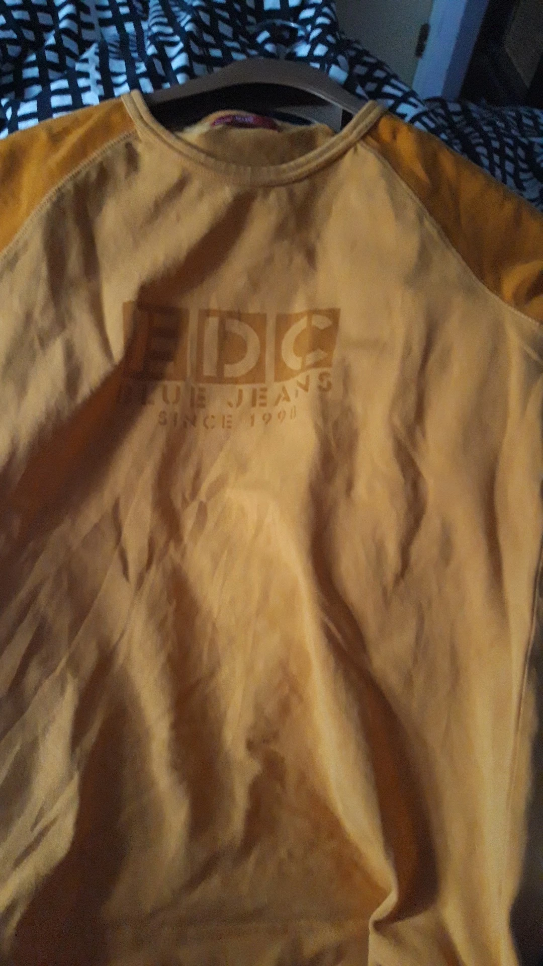 Beige t-shirt met IDC Jeans-logo en tekst 'Since 1990'