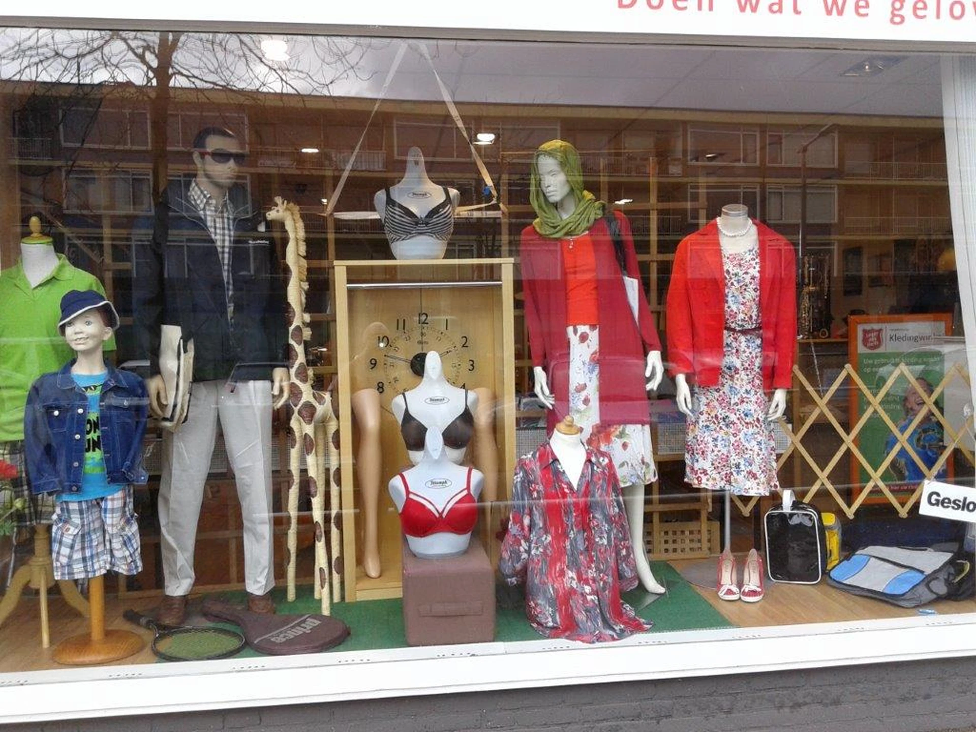 Leger Des Heils Tweedehands Kleding Winkel in Arnhem met tweedehands meubels en kleding