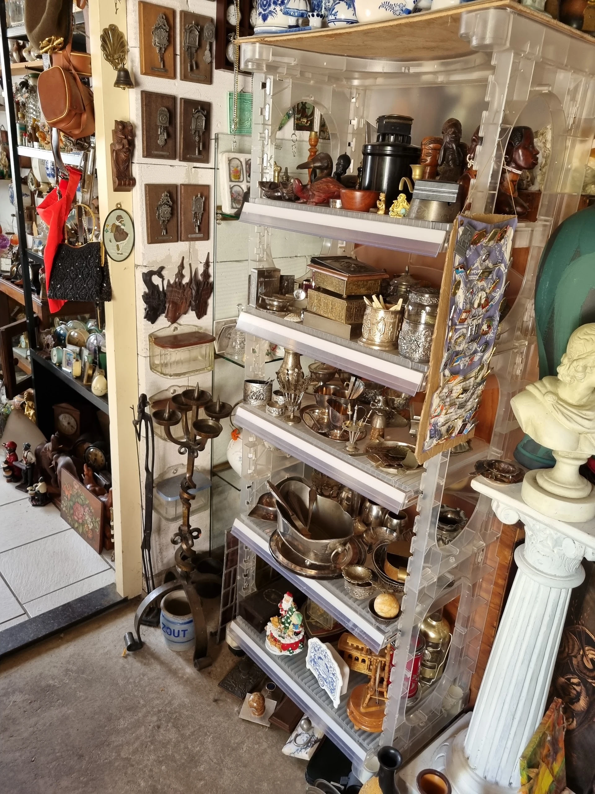 Leo's Snuffelschuur in Kerkdriel met tweedehands meubels en kleding