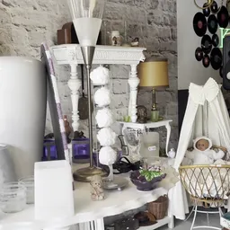 Uitgestalde huishoudartikel en decoratie inclusief spiegel met verlichting, manden, vazen en diverse accessoires op een witte
