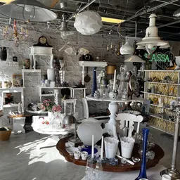 Winkelvloer met diverse huishoudelijke spullen, decoratie en meubels uitgestald op verschillende niveaus