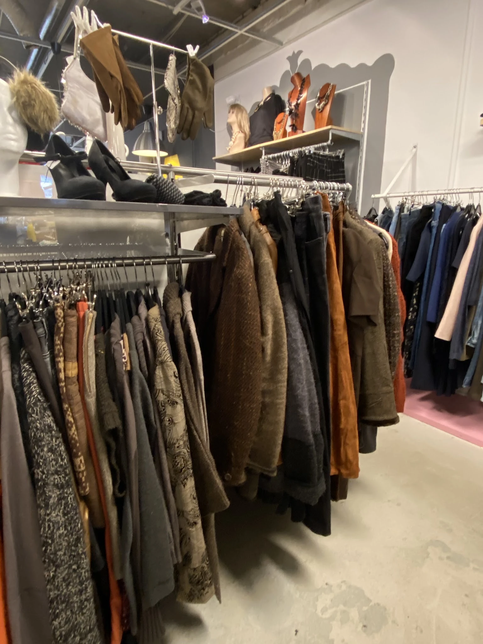 Rekken met tweedehands jassen en jacks in verschillende kleuren en materialen