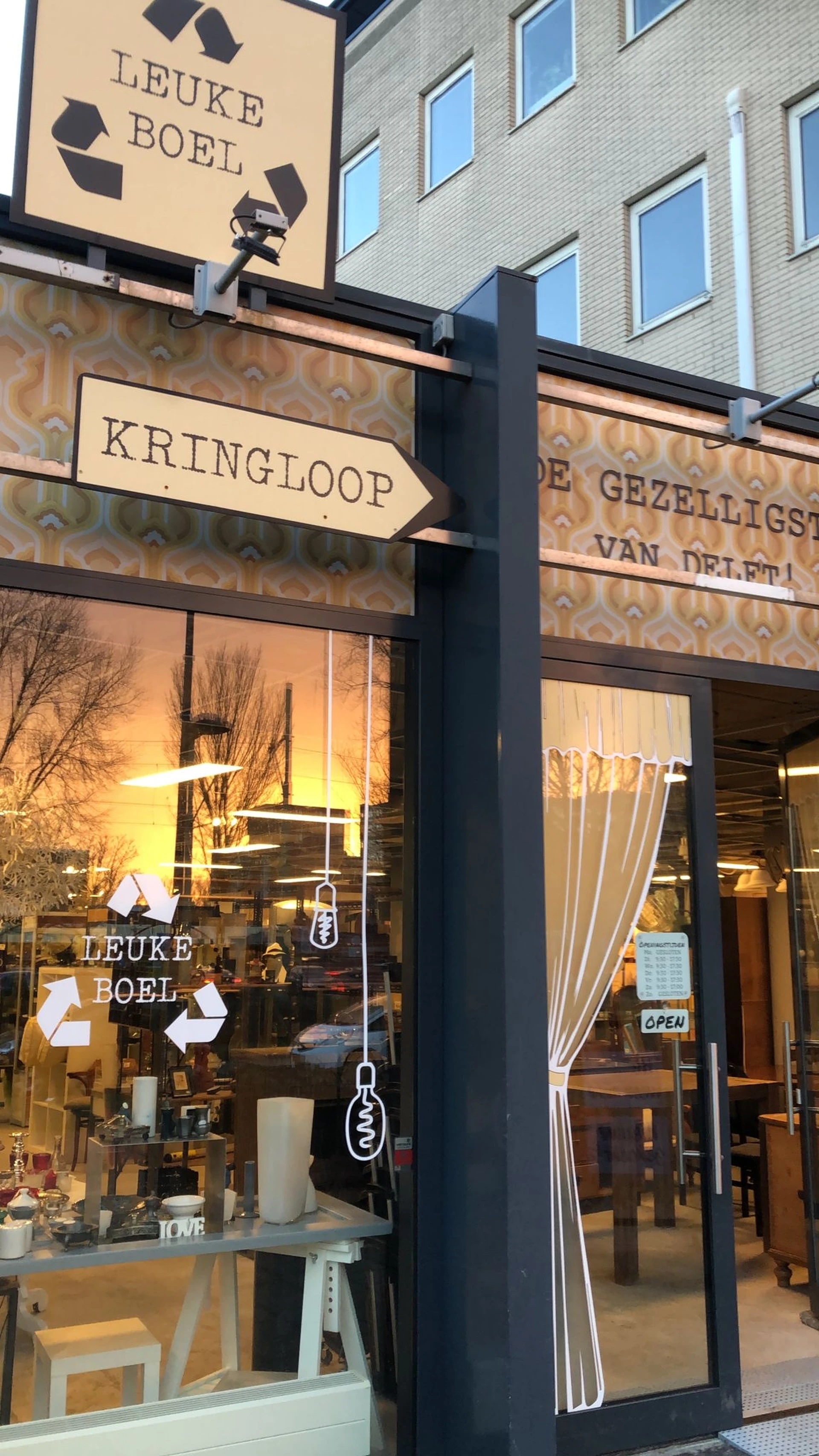 Kringloopwinkel Leuke Boel in Delft met tweedehands boeken, cd's en handwerkspullen