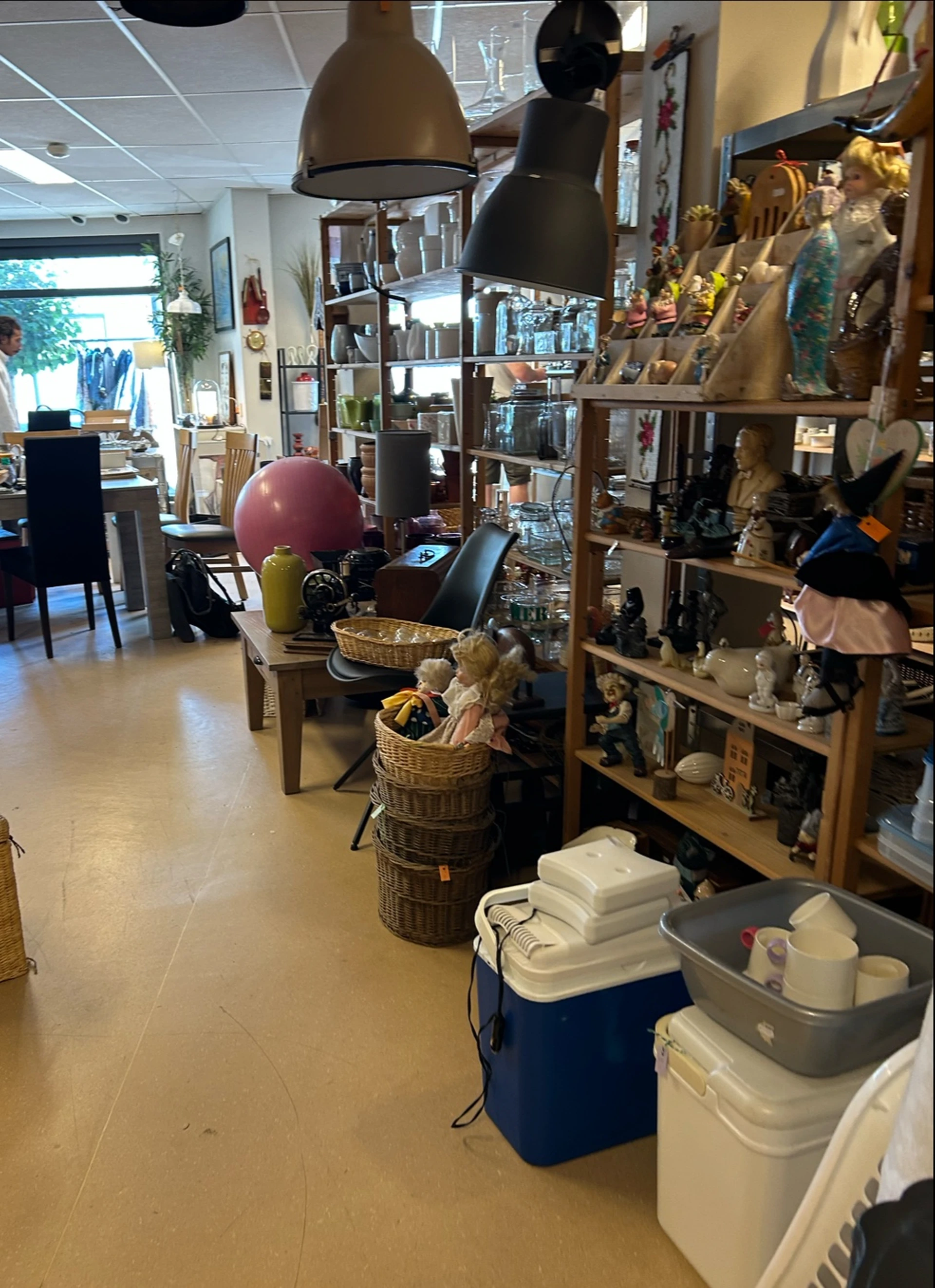 Kringloopwinkel Litania's Zonnestraal in Brummen met tweedehands boeken, gereedschappen en hoeden