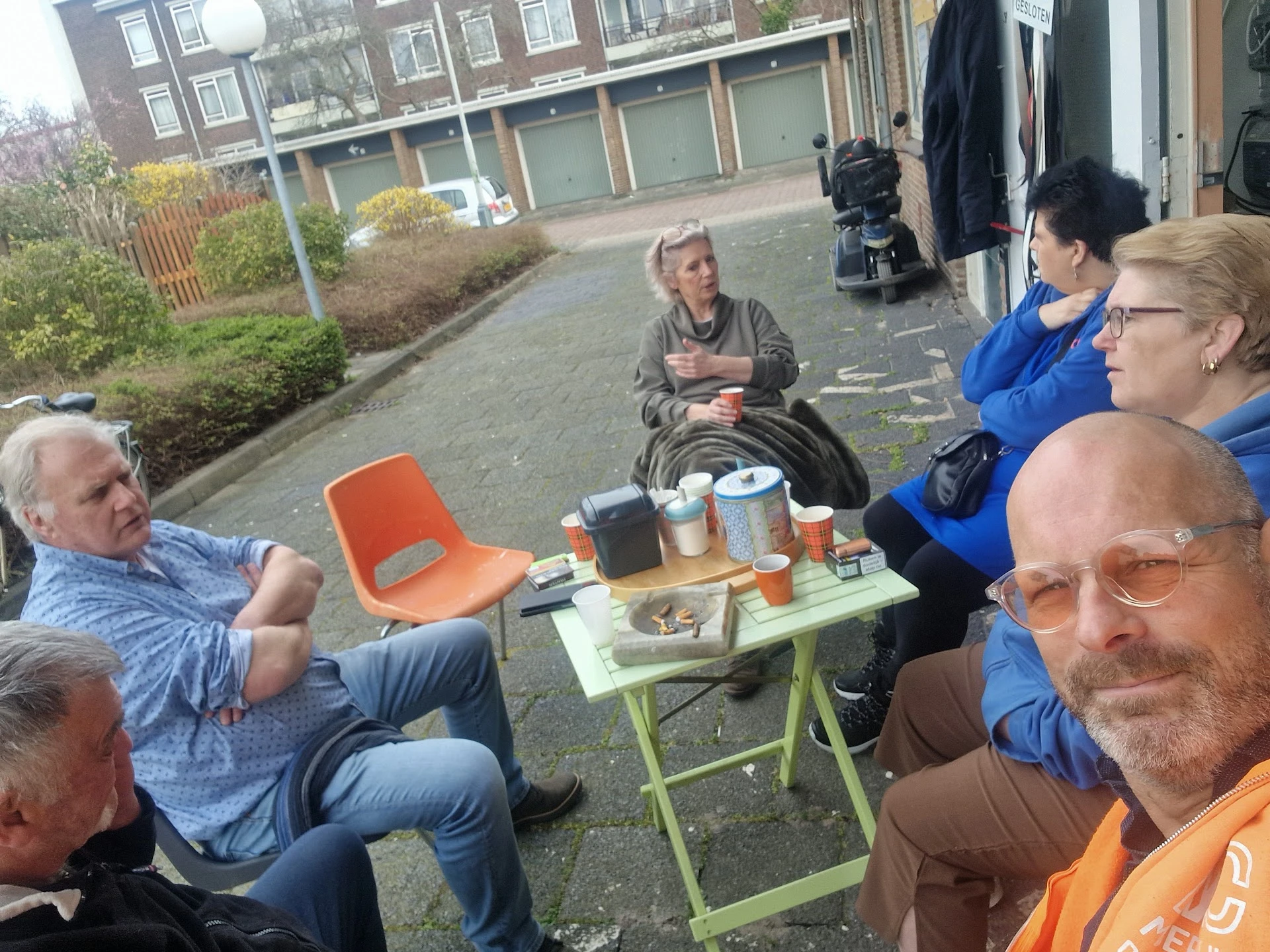 Kringloopwinkel Loev in Den Haag met tweedehands boeken, elektronica en kleding