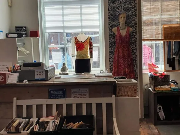 Kringloopwinkel Lotus 2e hands in Middelburg met tweedehands huis- en inrichting, kleding en meubels