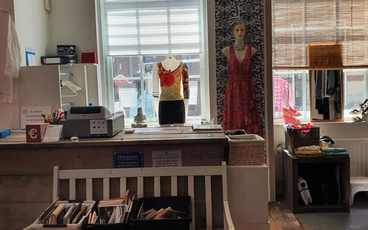 Kringloopwinkel Lotus 2e hands in Middelburg met tweedehands huis- en inrichting, kleding en meubels