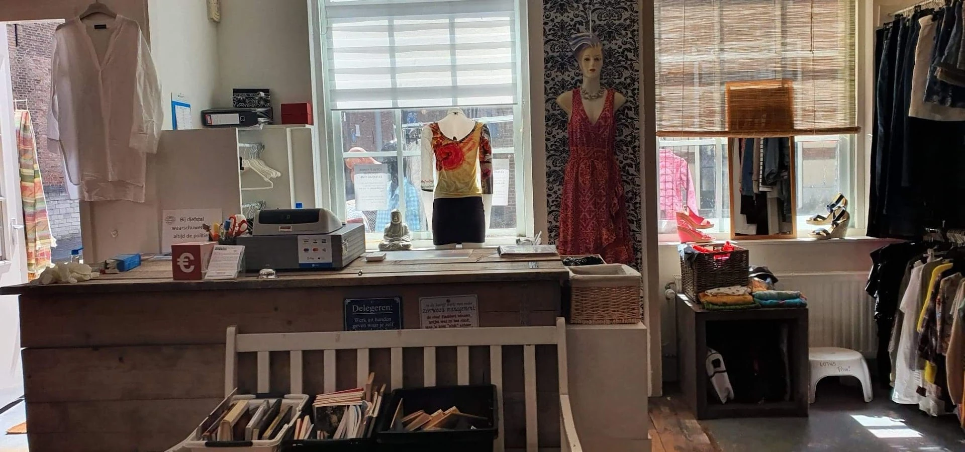 Kringloopwinkel Lotus 2e hands in Middelburg met tweedehands huis- en inrichting, kleding en meubels