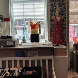 Kringloopwinkel Lotus 2e hands in Middelburg met tweedehands huis- en inrichting, kleding en meubels