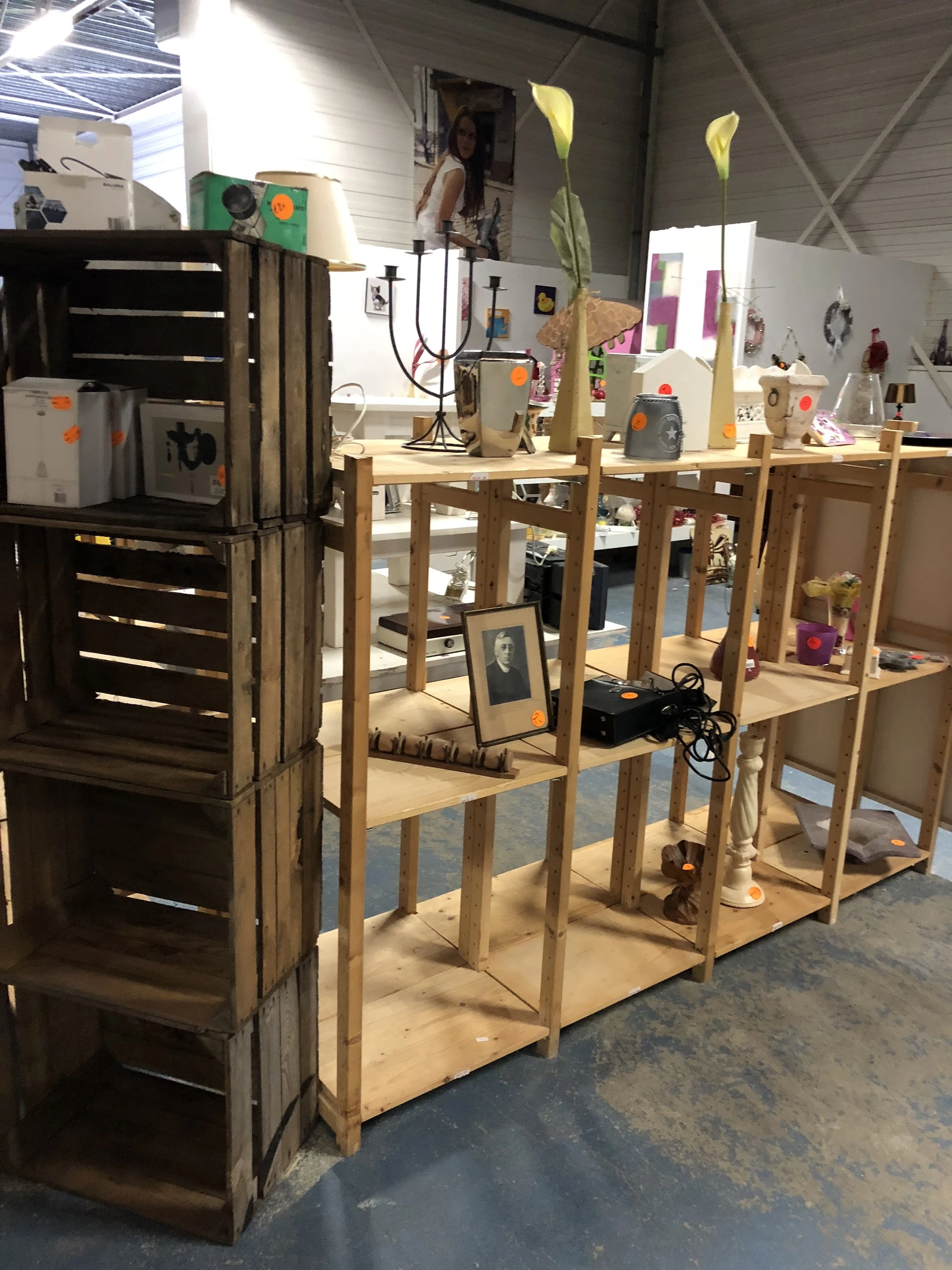 Kringloopwinkel Lowbudget 2 chance in Emmen met tweedehands boeken, gereedschappen en huis- en inrichting