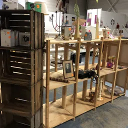 Winkelinterieur met houten stellingen vol met huishoudelijke spullen en decoratie-items