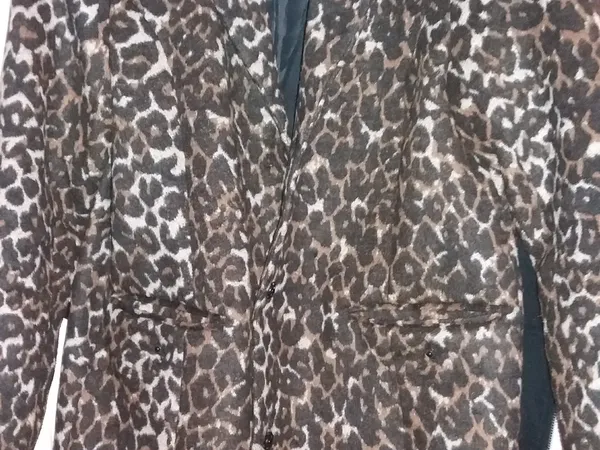 Close-up van een luipaardprint jasje of kleding met zwart-wit patroon
